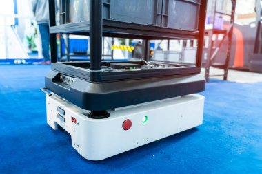 Depo robotu fabrikada karton kutu montajı yapıyor.