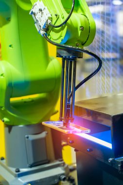 Otomatik ekran koruyucu film veya cep telefonu fabrikasında vizyon sensörü kamera sistemi olan cam kaplama.