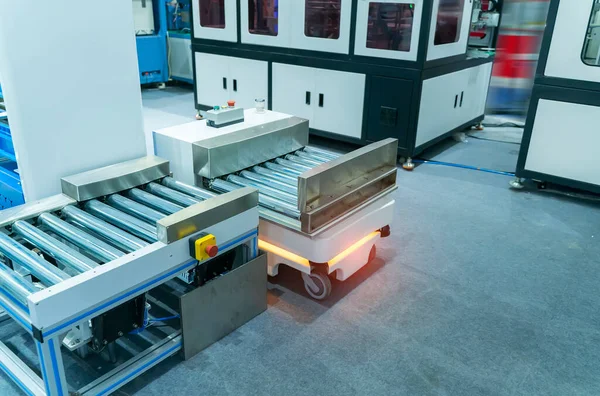 Depo Robotu Fabrikada Karton Kutu Montajı Yapıyor — Stok fotoğraf