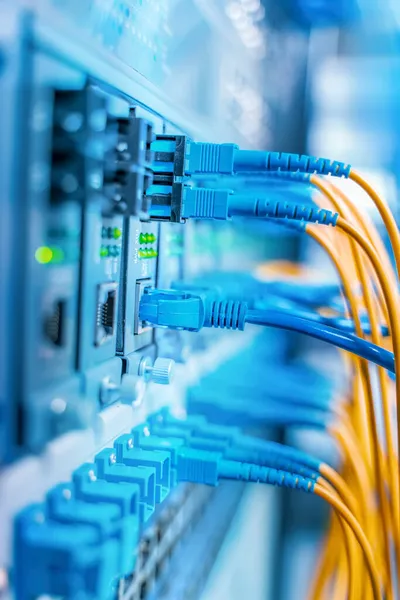 Kable Światłowodowe Podłączone Portów Światłowodowych Kabli Sieciowych Podłączonych Portów Ethernetowych — Zdjęcie stockowe