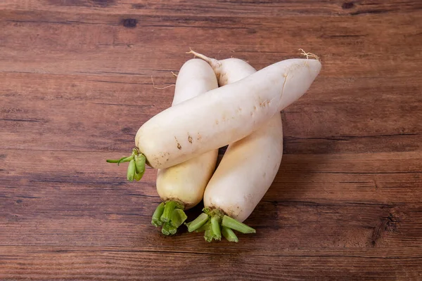 Daikon Ředkvička Pozadí Dřeva — Stock fotografie