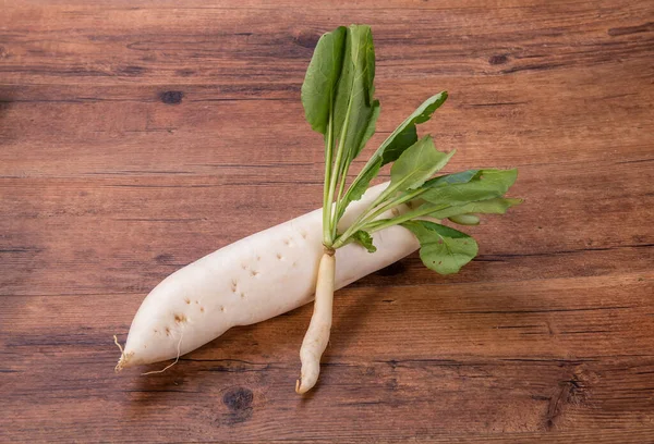 Rabanete Daikon Fundo Madeira — Fotografia de Stock