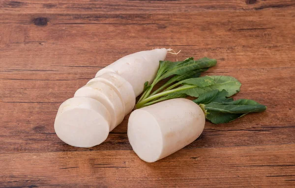 Daikon Ředkvička Pozadí Dřeva — Stock fotografie