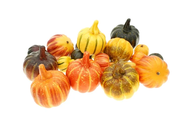 Assortiment Kunstmatig Van Herfst Geoogste Pompoenen Een Hoop Geïsoleerd Witte — Stockfoto