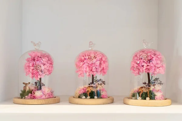 Las Flores Frescas Bajo Tapa Cristal Sobre Soporte Sobre Soporte — Foto de Stock
