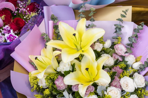 Strauß Großer Gelber Lilien Einem Blumenladen — Stockfoto