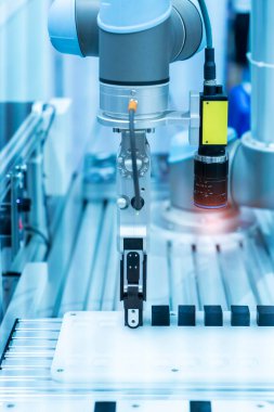 Zlegence pcb fabrikasındaki robotik görüş sensör kamera sistemi, endüstri 4.0 ve teknoloji konsepti için imalat endüstrisi