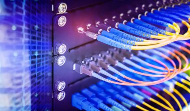 Fiber optik ağ kablosu iletişim dağıtım noktasına bağlanıyor