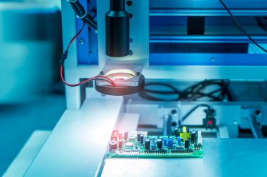 Zlegence pcb fabrikasındaki robotik görüş sensör kamera sistemi, endüstri 4.0 ve teknoloji konsepti için imalat endüstrisi