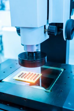 Zlegence pcb fabrikasındaki robotik görüş sensör kamera sistemi, endüstri 4.0 ve teknoloji konsepti için imalat endüstrisi