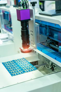 Zlegence pcb fabrikasındaki robotik görüş sensör kamera sistemi, endüstri 4.0 ve teknoloji konsepti için imalat endüstrisi