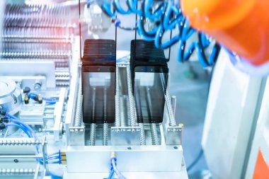 Robotik ekran koruyucu film veya imalat telefon fabrikasında cam kaplama