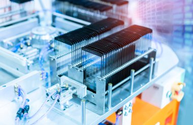 Robotik ekran koruyucu film veya imalat telefon fabrikasında cam kaplama