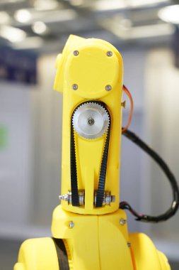 Robot kolu yapay zeka fabrikasının üretim bölümünde akıllıca çalışıyor.