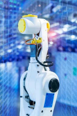 Robot kolu yapay zeka fabrikasının üretim bölümünde akıllıca çalışıyor.