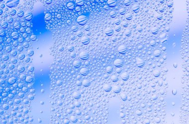 Pencerenin arka planı için mavi arkaplan ile su damlaları