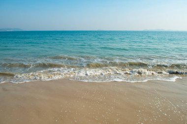 Pasifik okyanusunda deniz dalgaları sörf yapıyor.