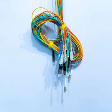 farklı tek kipli fiber optik konnektörlerin koleksiyonu