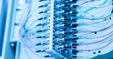 Fiber optik ağ kablosu iletişim dağıtım noktasına bağlanıyor