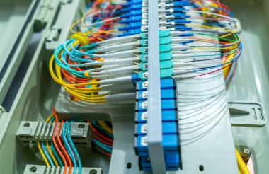 Fiber optik ağ kablosu iletişim dağıtım noktasına bağlanıyor