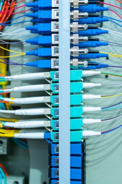 Fiber optik ağ kablosu iletişim dağıtım noktasına bağlanıyor