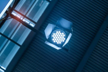 Alışveriş merkezinin çatısında LED ışığı