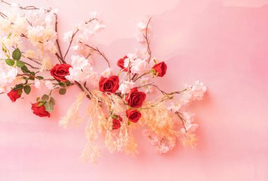 Düğün sahnesi için gül dokusu arka planı. Duvardaki yapay çiçekler.