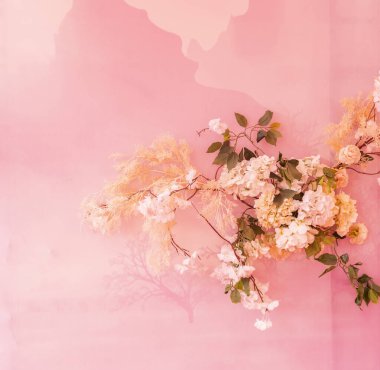 Düğün sahnesi için kiraz çiçekleri dokusu. Duvardaki yapay çiçekler.