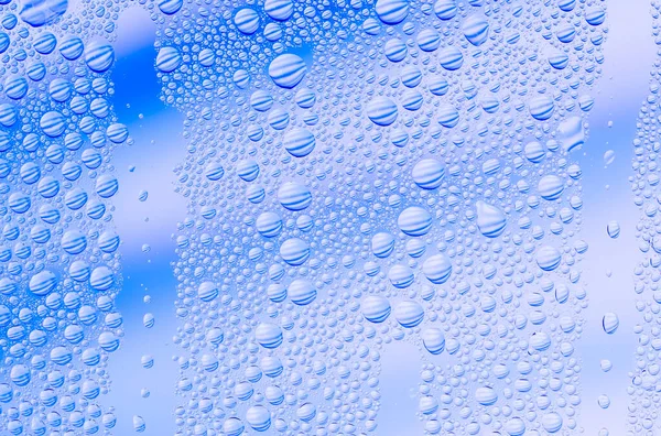 Droppar Vatten För Bakgrunden Fönsterglas Med Blå Bakgrund — Stockfoto
