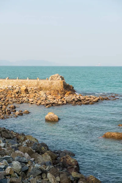 Pier Pedra Com Trilhos Para Mar — Fotografia de Stock