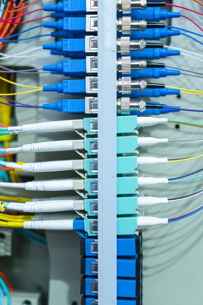 光ファイバーネットワークケーブル通信への接続流通点 — ストック写真