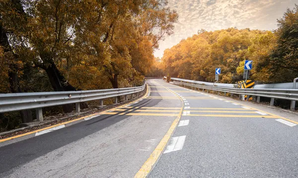 Estrada Curva Vazia Sob Céu Nuvens — Fotografia de Stock