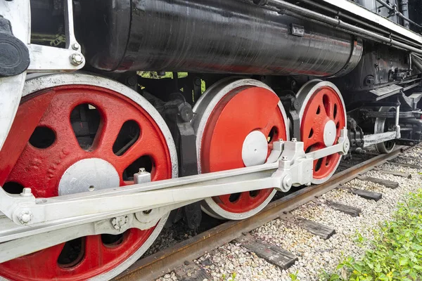 Rode Wielen Van Een Stoomtrein Locomotief Zijn Zien Het Treinstation — Stockfoto