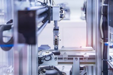 Endüstriyel üretim fabrikasında otomatik makine aracı, Akıllı fabrika endüstrisi 4.0 konsepti.