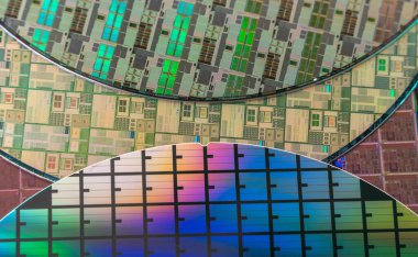 Elektronikte entegre devrelerin üretimi için kullanılan mikroçipli Silikon Wafer.
