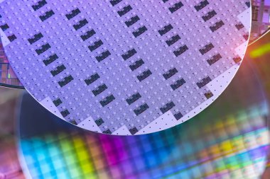 Elektronikte entegre devrelerin üretimi için kullanılan mikroçipli Silikon Wafer.