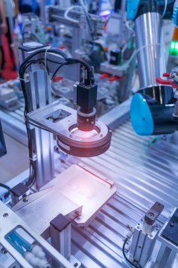 Kamera sensörlü yapay zeka makinesi cep telefonu fabrikasında çalışıyor.