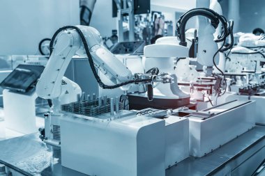 Elektronik montaj hattı için robot kolu. Akıllı teknoloji üretim sürecinin robotu.