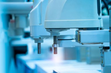 Dijital fabrika üretim teknolojisi için akıllı endüstriyel robot kolları Endüstri 4.0 otomasyon üretim sürecini gösteriyor