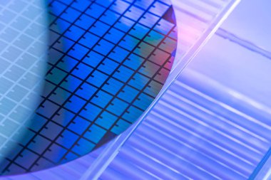 Elektronikte entegre devrelerin üretimi için kullanılan mikroçipli Silikon Wafer.