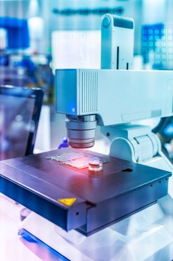 Laboratuvarda mikroskopla silikon çiplerin kalitesinin incelenmesi