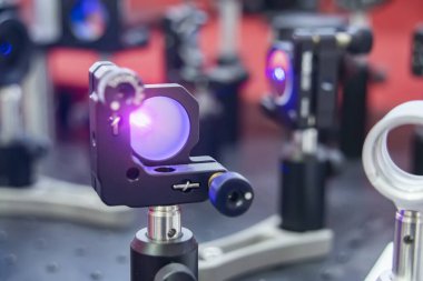 Optik laboratuvarda lazer aygıtı denemesi