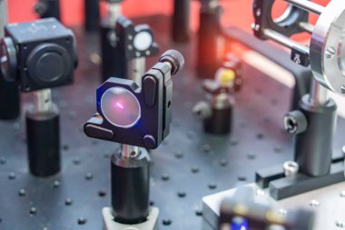 Optik laboratuvarda lazer aygıtı denemesi