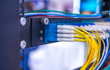 bir optik bağlantı noktalarına bağlı Optik lif kablolar