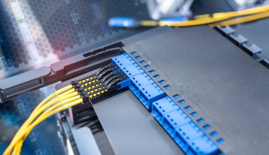 bir optik bağlantı noktalarına bağlı Optik lif kablolar