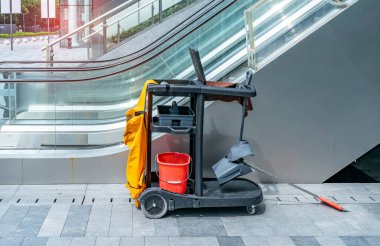 Halka açık bir yerde temizlik ürünleriyle temizlik arabası: paspas, yerleri temizlemek için kovalar, süpürge kepçesi, ev yapımı kimyasallar, ev yapımı paçavralar