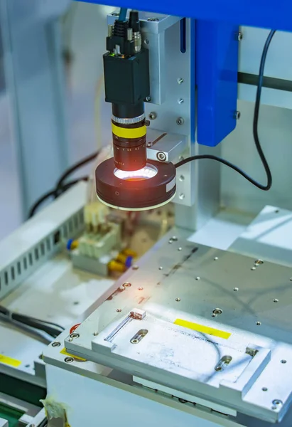 Kamera Sensörlü Yapay Zeka Makinesi Cep Telefonu Fabrikasında Çalışıyor — Stok fotoğraf