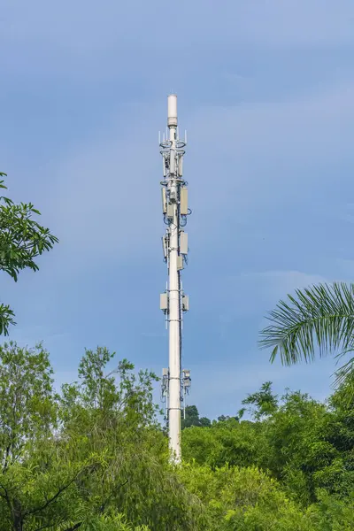 5Gネットワーク電話サイトのための通信タワー 夕暮れの空 ストック写真