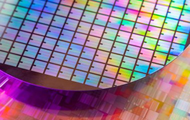 Elektronikte entegre devrelerin üretimi için kullanılan mikro çipli silikon gofretler.