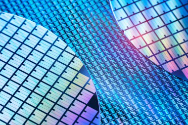 Elektronikte entegre devrelerin üretimi için kullanılan mikro çipli silikon gofretler.